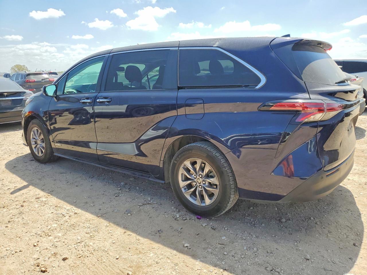 2021 TOYOTA SIENNA XLE 7-PASSENGER photo 3