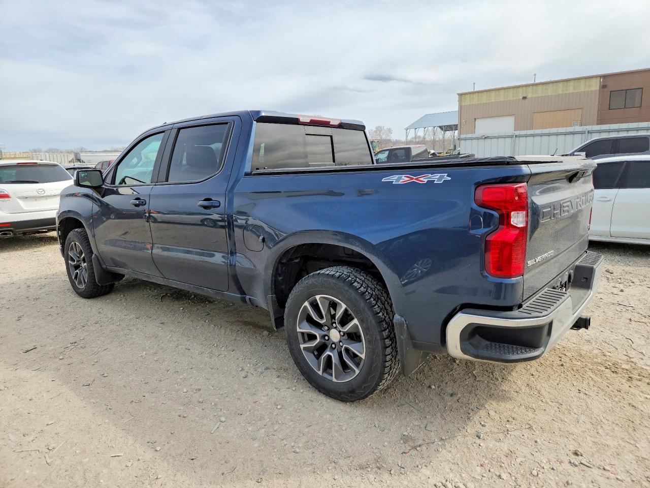 2020 CHEVROLET SILVERADO K1500 LT photo 2