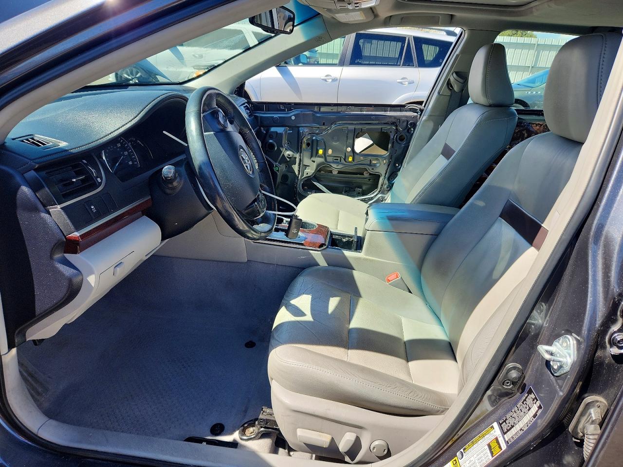 2012 TOYOTA CAMRY XLE photo 19