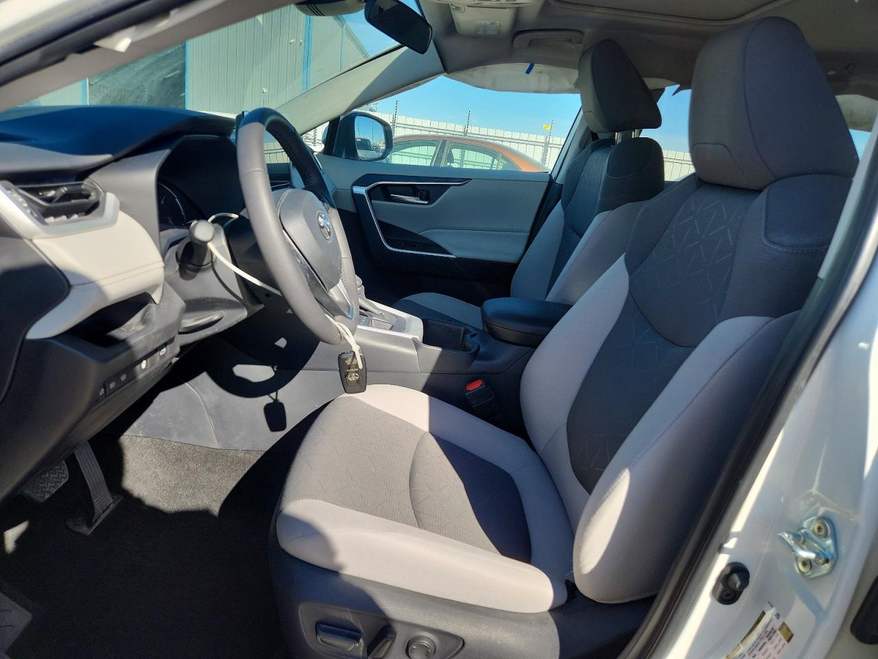 2025 TOYOTA RAV4 XLE photo 7