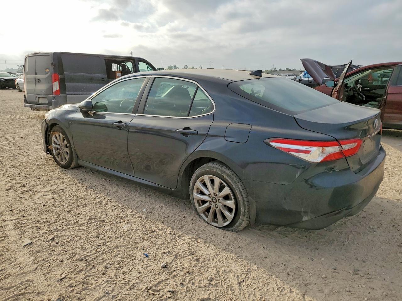 2019 TOYOTA CAMRY LE photo 3