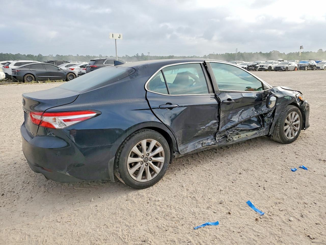 2019 TOYOTA CAMRY LE photo 5