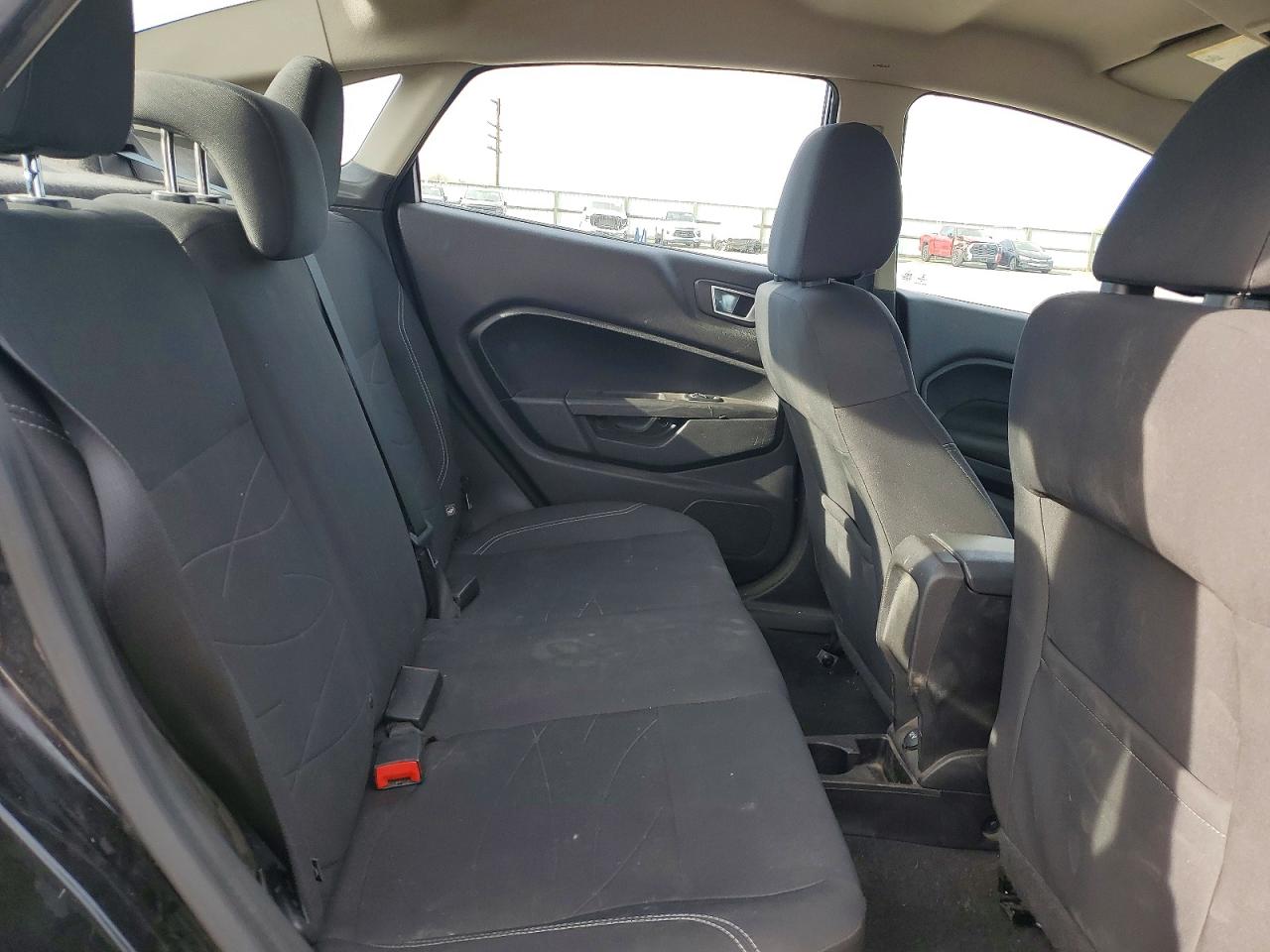 2015 FORD FIESTA SE photo 19
