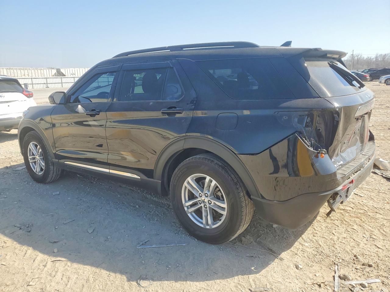 2023 FORD EXPLORER XLT photo 3
