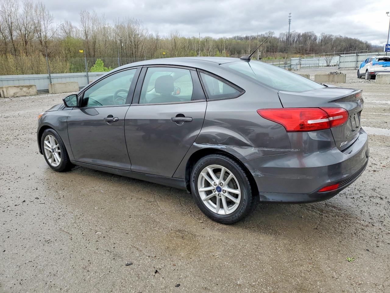 2017 FORD FOCUS SE photo 4