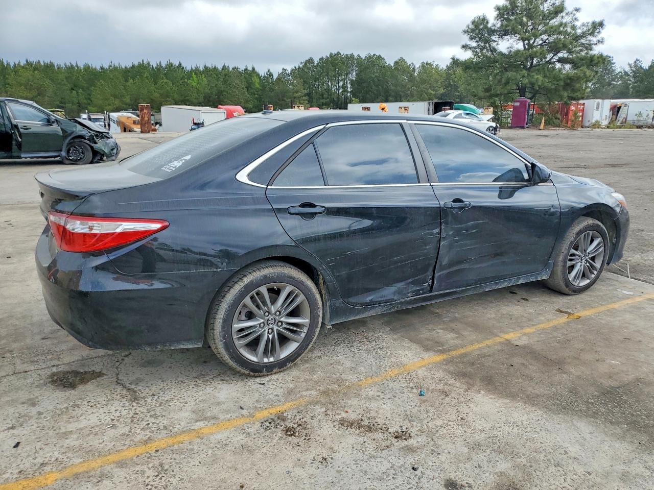 2017 TOYOTA CAMRY SE photo 3