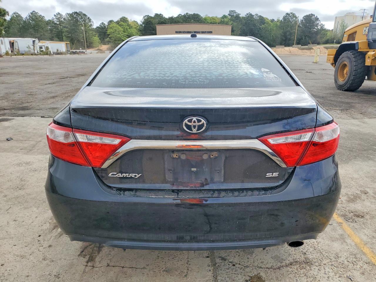 2017 TOYOTA CAMRY SE photo 6