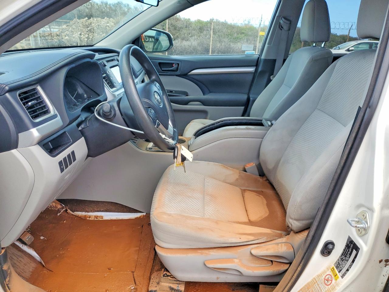 2014 TOYOTA HIGHLANDER LE photo 19