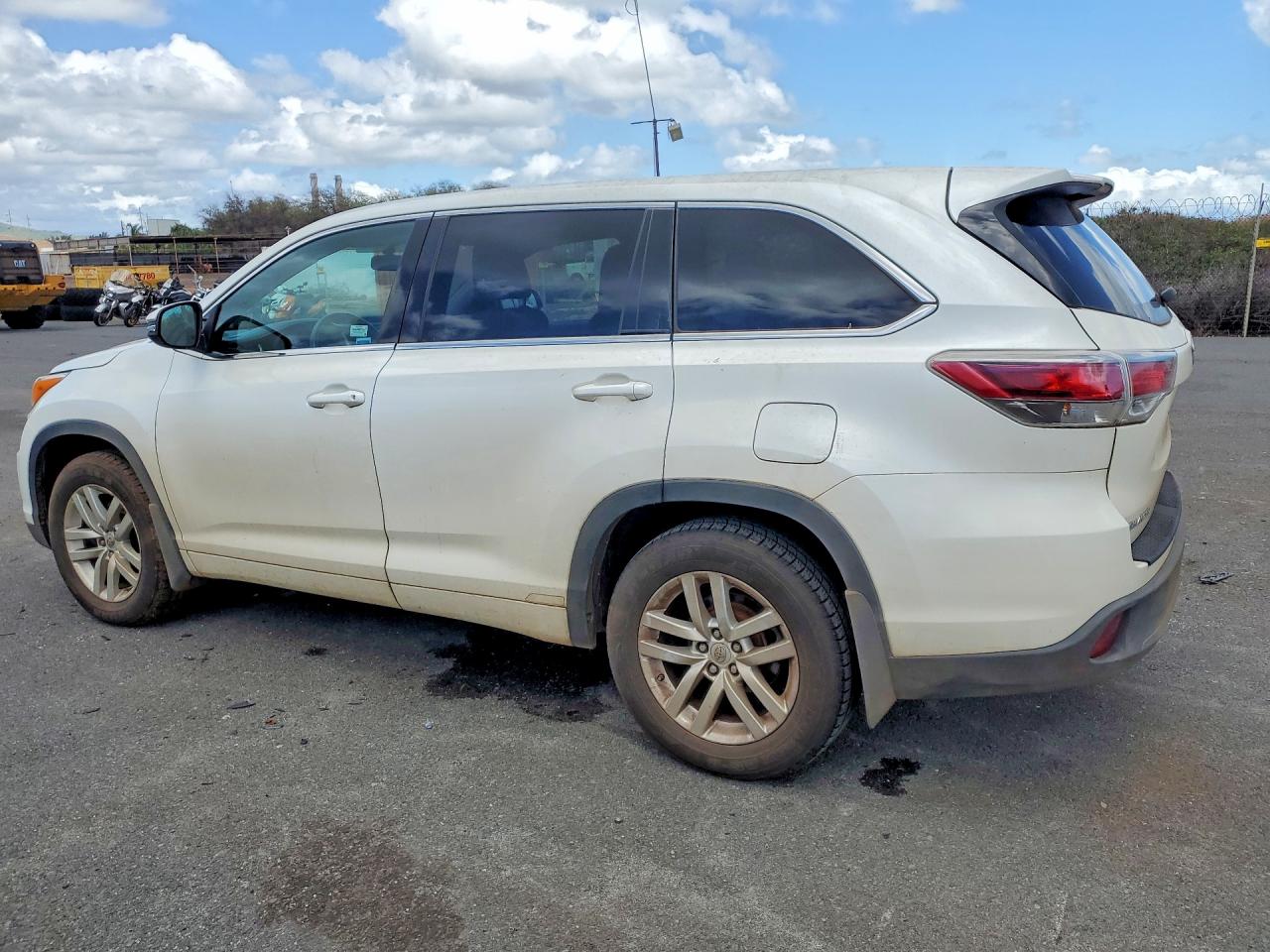 2014 TOYOTA HIGHLANDER LE photo 4