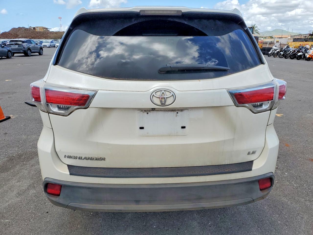 2014 TOYOTA HIGHLANDER LE photo 16