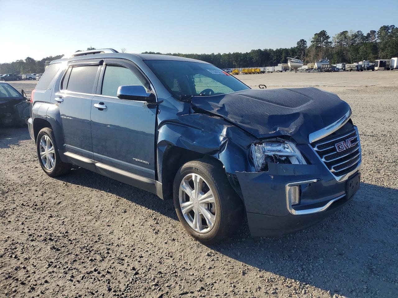 2017 GMC TERRAIN SLT photo 4