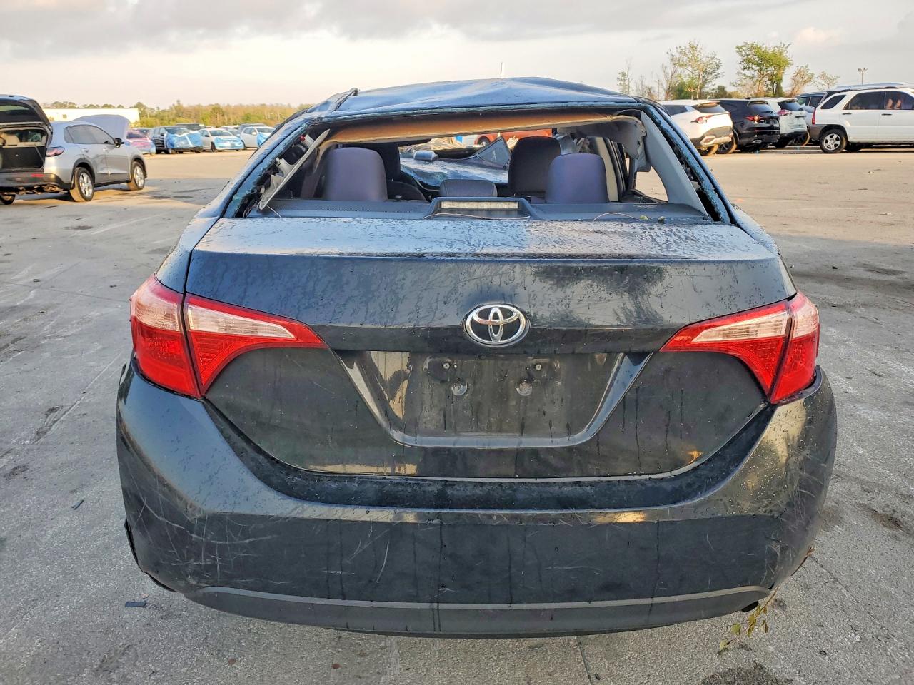 2018 TOYOTA COROLLA LE photo 6