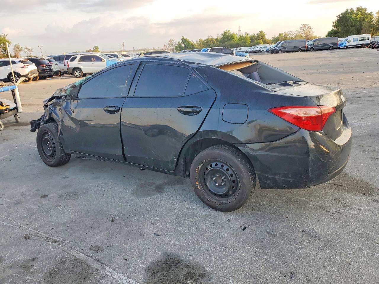 2018 TOYOTA COROLLA LE photo 2