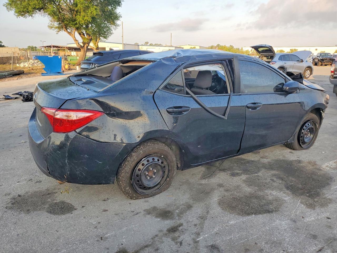 2018 TOYOTA COROLLA LE photo 3