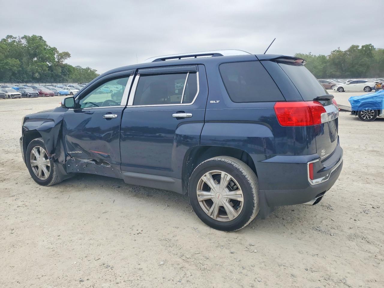 2017 GMC TERRAIN SLT photo 2
