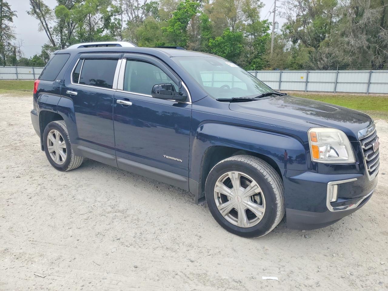 2017 GMC TERRAIN SLT photo 4