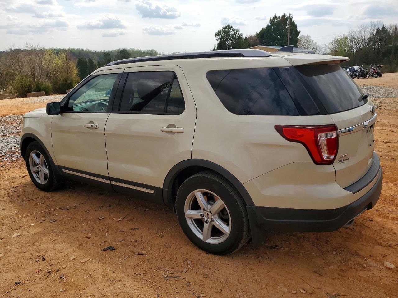 2018 FORD EXPLORER XLT photo 3