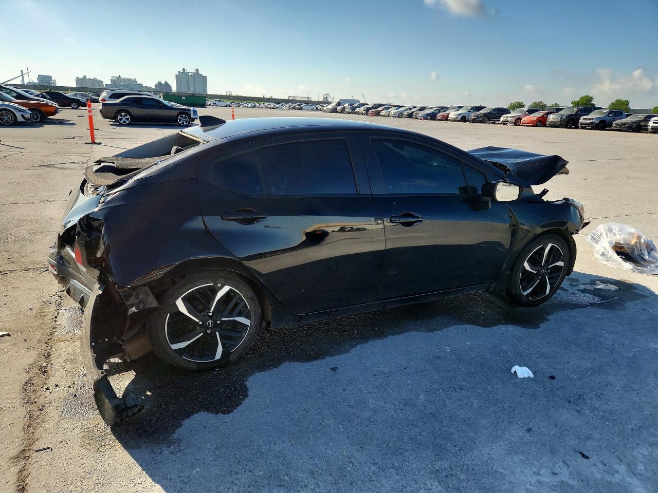 2025 NISSAN VERSA SR photo 5