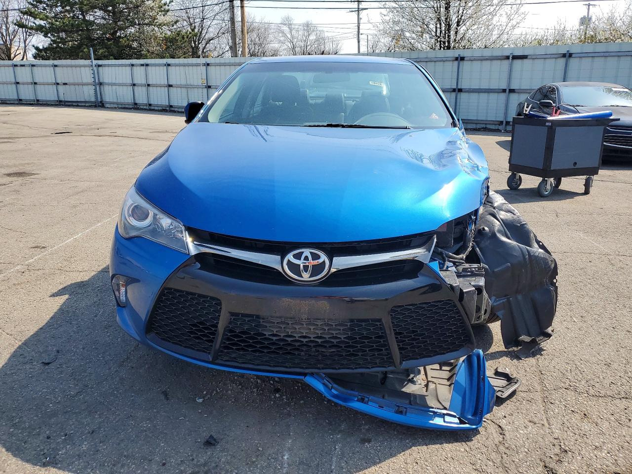 2017 TOYOTA CAMRY SE photo 5