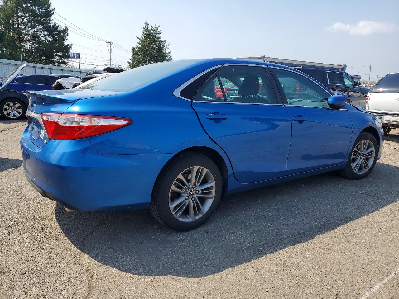 2017 TOYOTA CAMRY SE photo 3