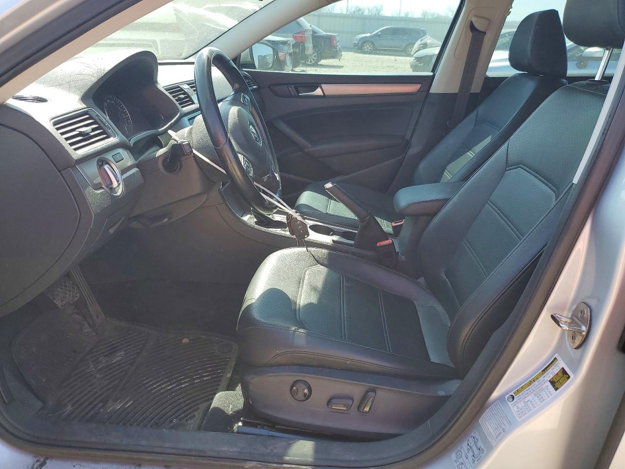 2015 VOLKSWAGEN PASSAT SE photo 13