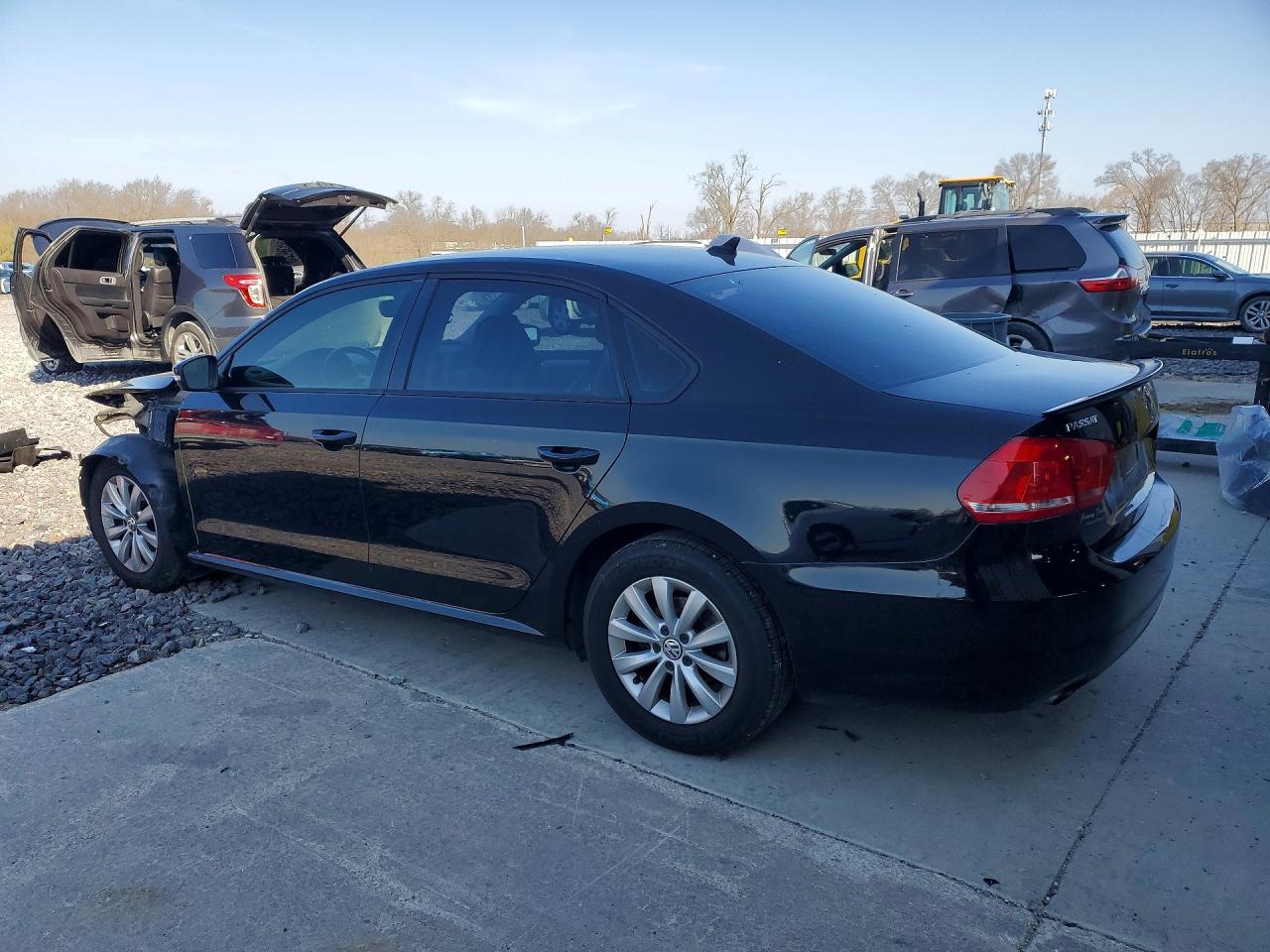 2015 VOLKSWAGEN PASSAT S photo 3