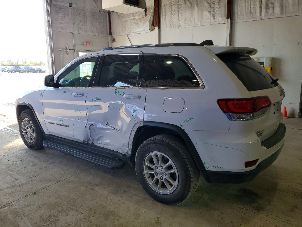 2020 JEEP GRAND CHEROKEE LAREDO photo 3