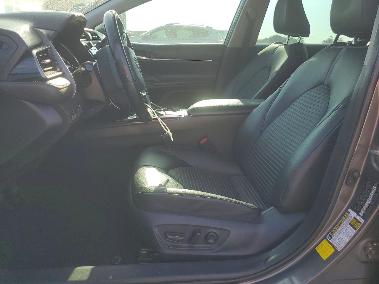 2019 TOYOTA CAMRY SE photo 19