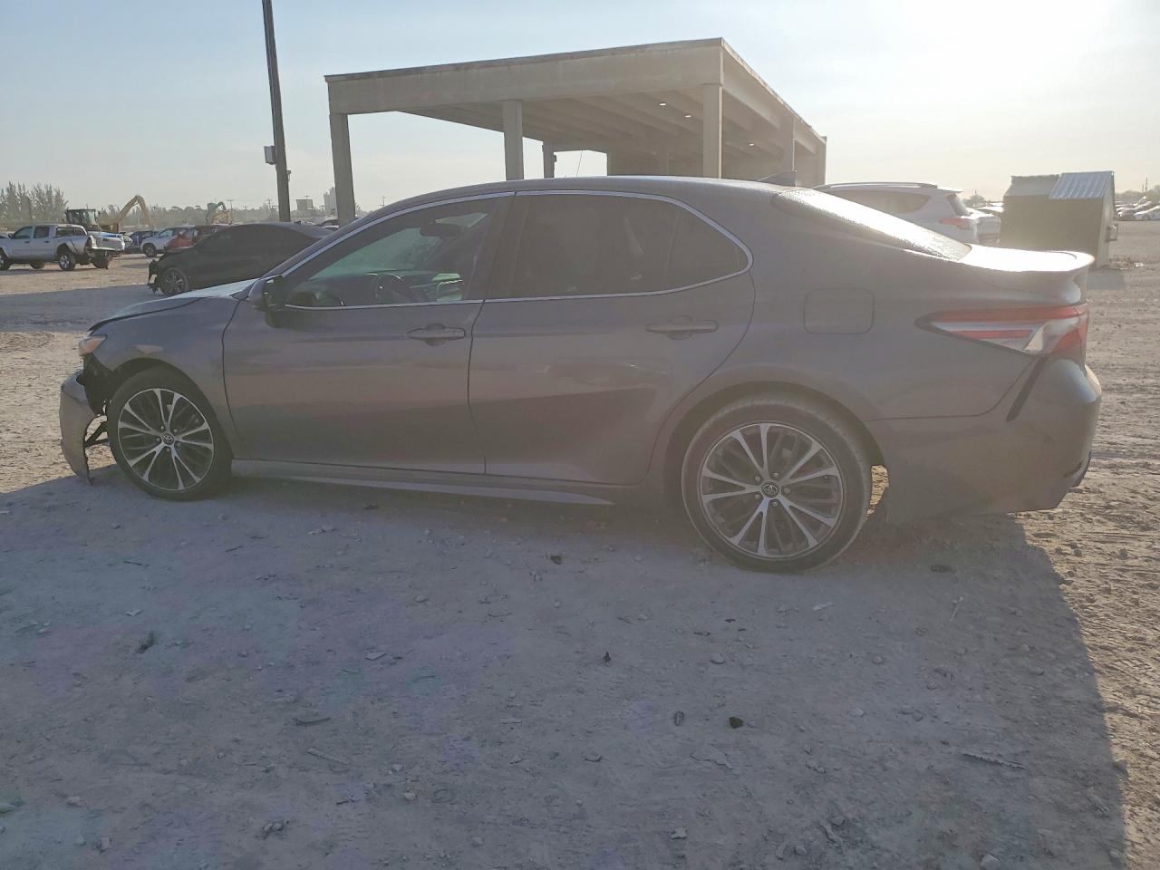 2019 TOYOTA CAMRY SE photo 4