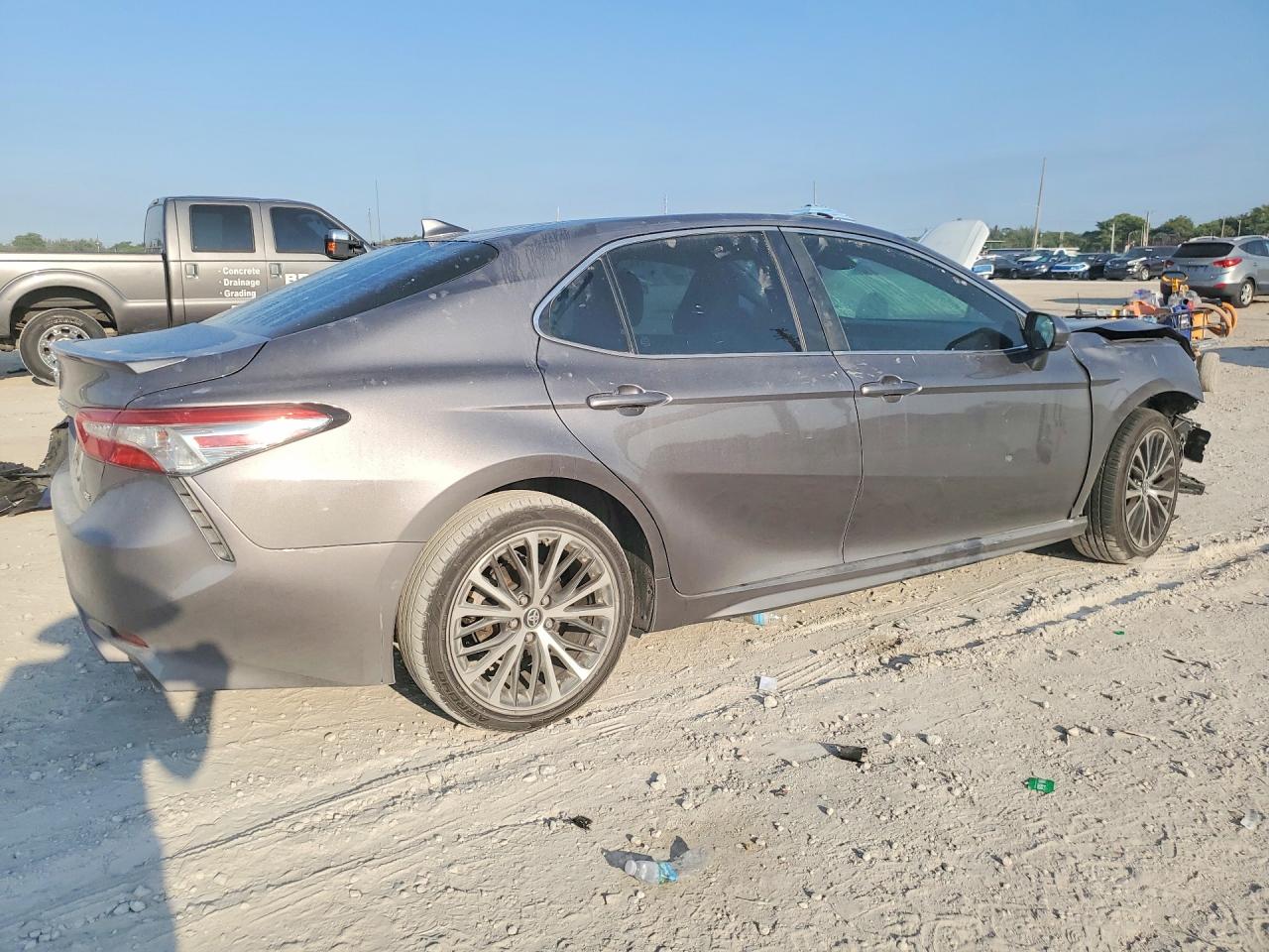 2019 TOYOTA CAMRY SE photo 7