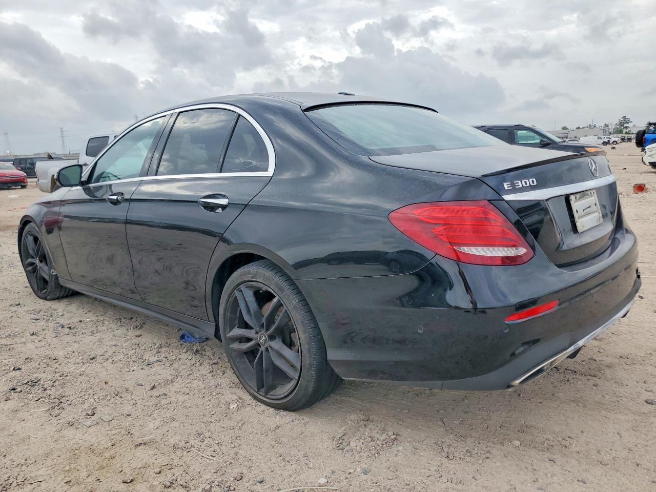 2017 MERCEDES-BENZ E 300 photo 3