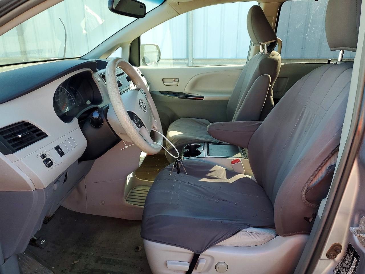 2013 TOYOTA SIENNA LE 8-PASSENGER photo 7