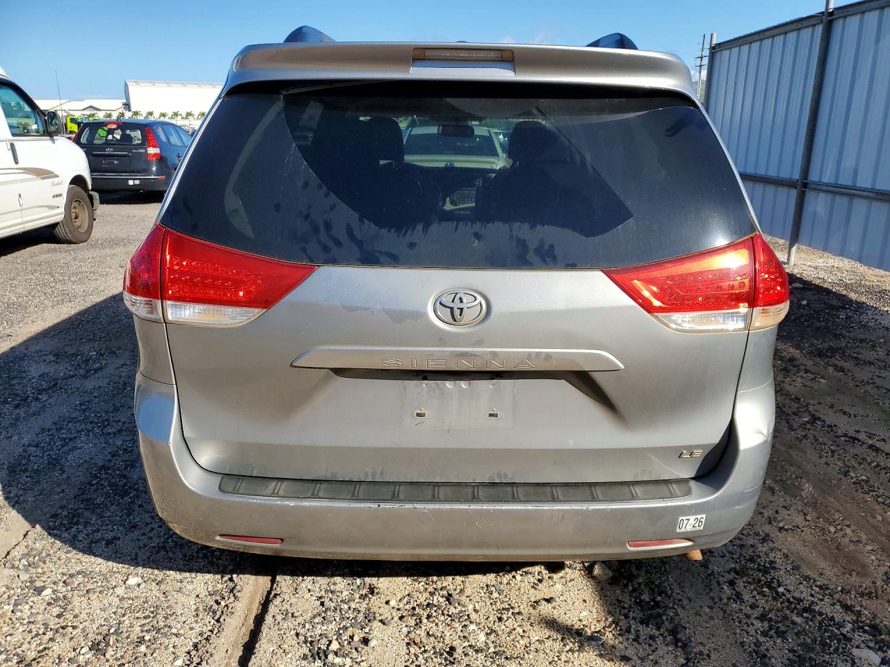 2013 TOYOTA SIENNA LE 8-PASSENGER photo 6