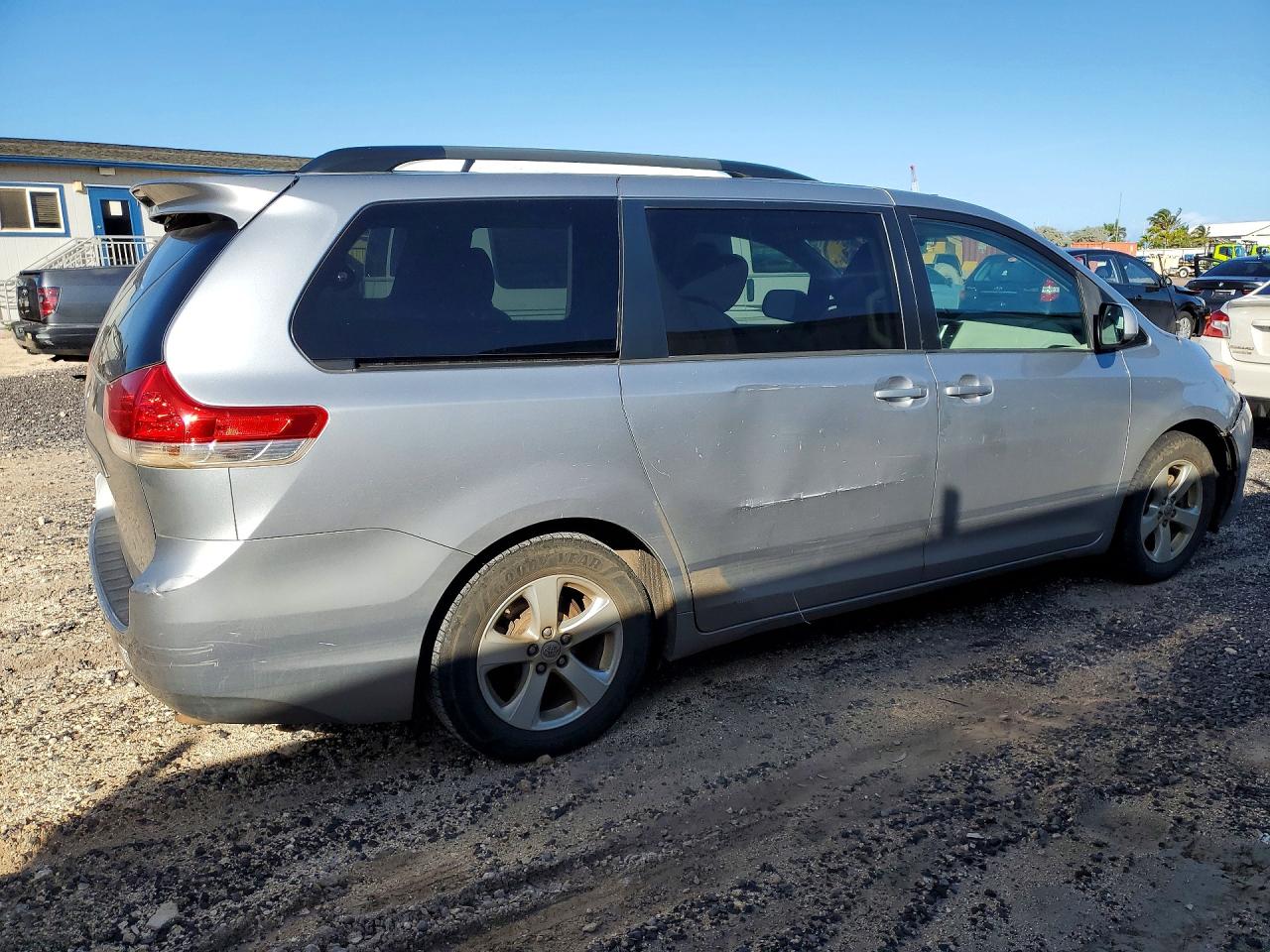 2013 TOYOTA SIENNA LE 8-PASSENGER photo 3