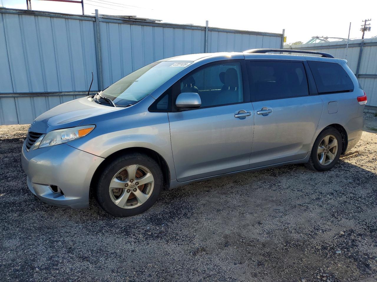 2013 TOYOTA SIENNA