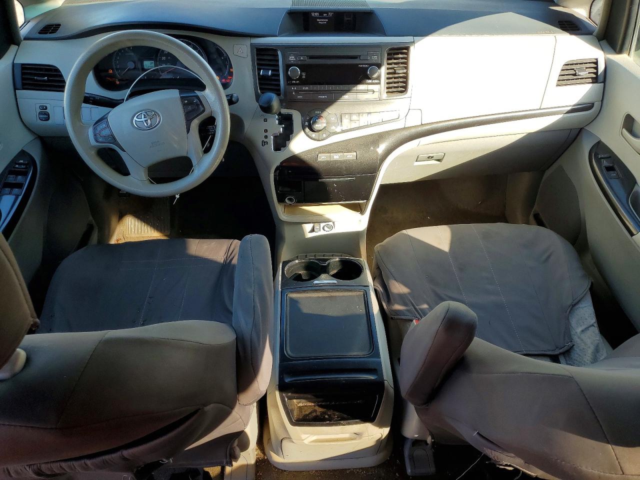 2013 TOYOTA SIENNA LE 8-PASSENGER photo 8