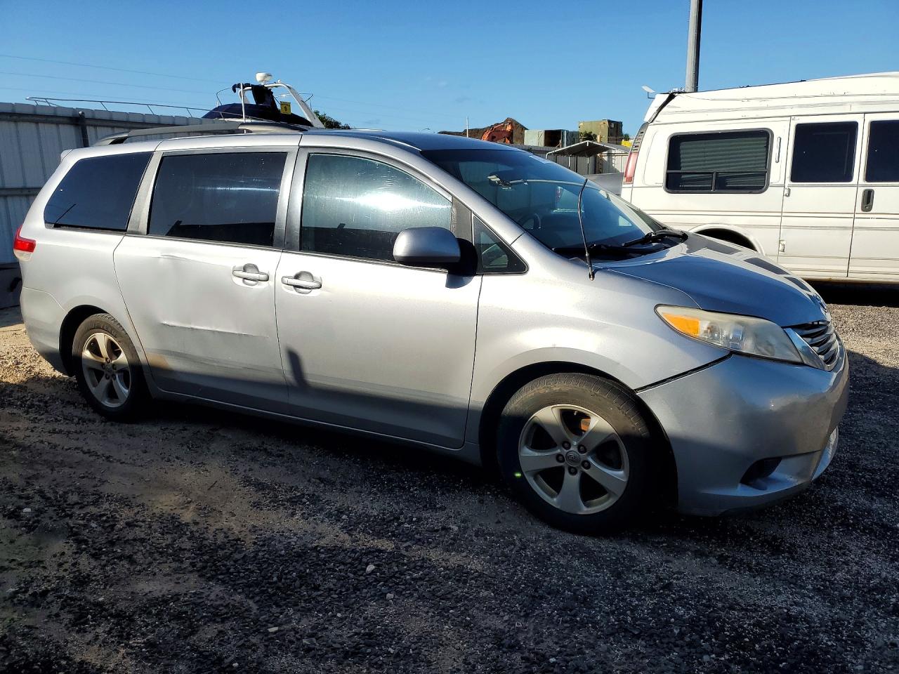 2013 TOYOTA SIENNA LE 8-PASSENGER photo 4