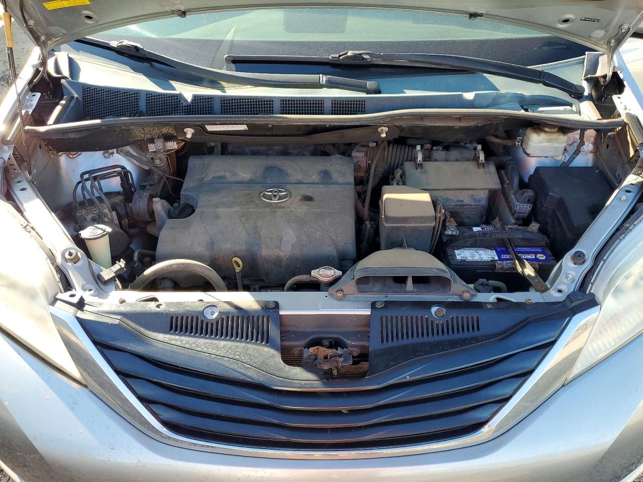 2013 TOYOTA SIENNA LE 8-PASSENGER photo 12