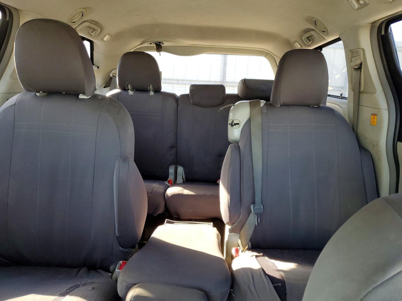 2013 TOYOTA SIENNA LE 8-PASSENGER photo 10