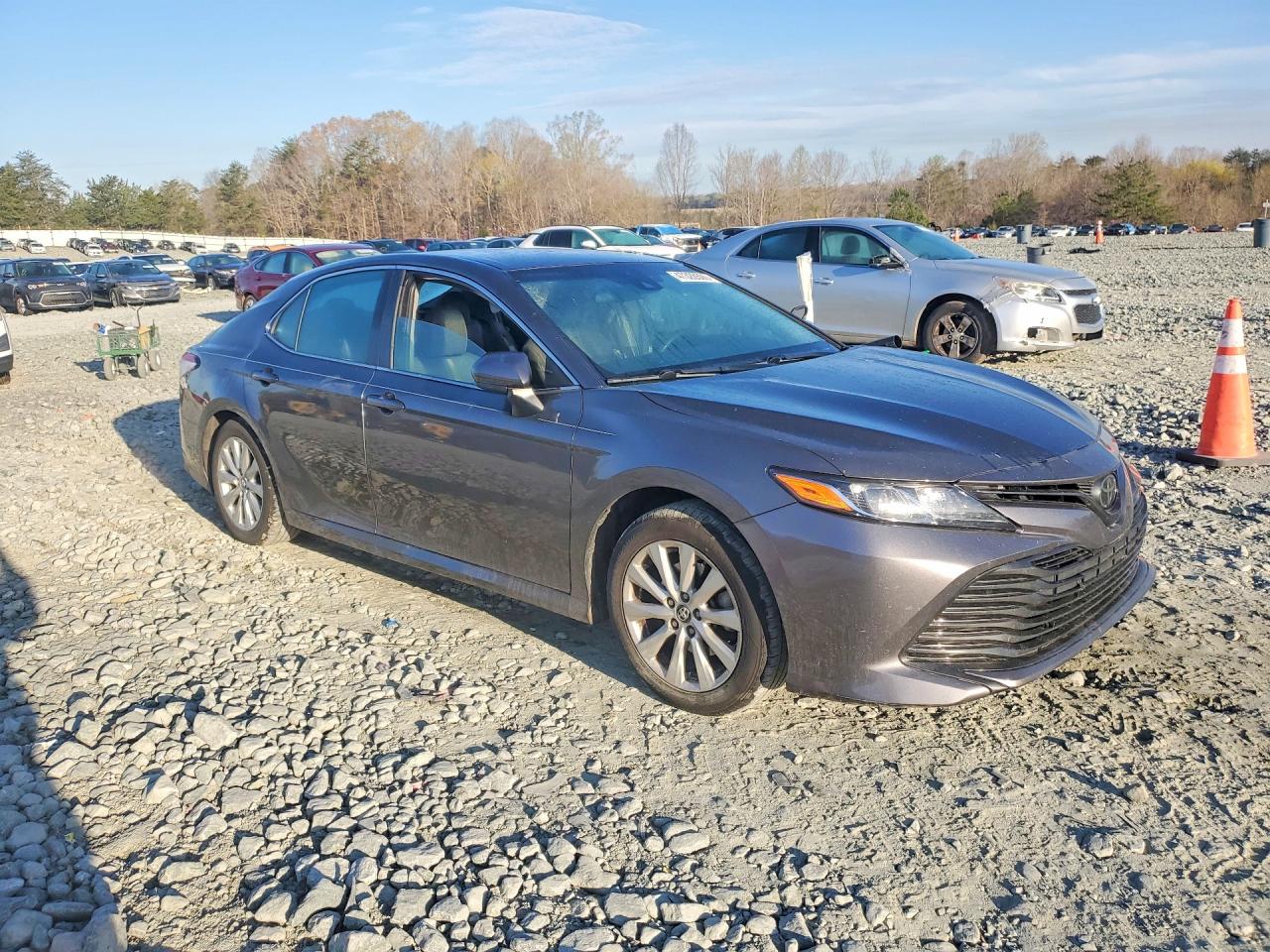 2019 TOYOTA CAMRY LE photo 4