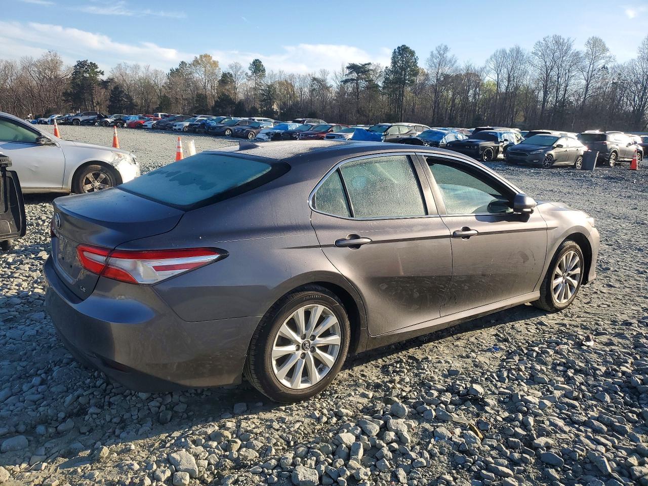 2019 TOYOTA CAMRY LE photo 3