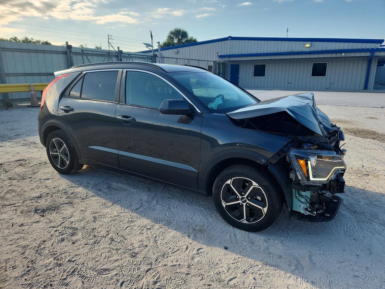 2023 KIA NIRO LX photo 4
