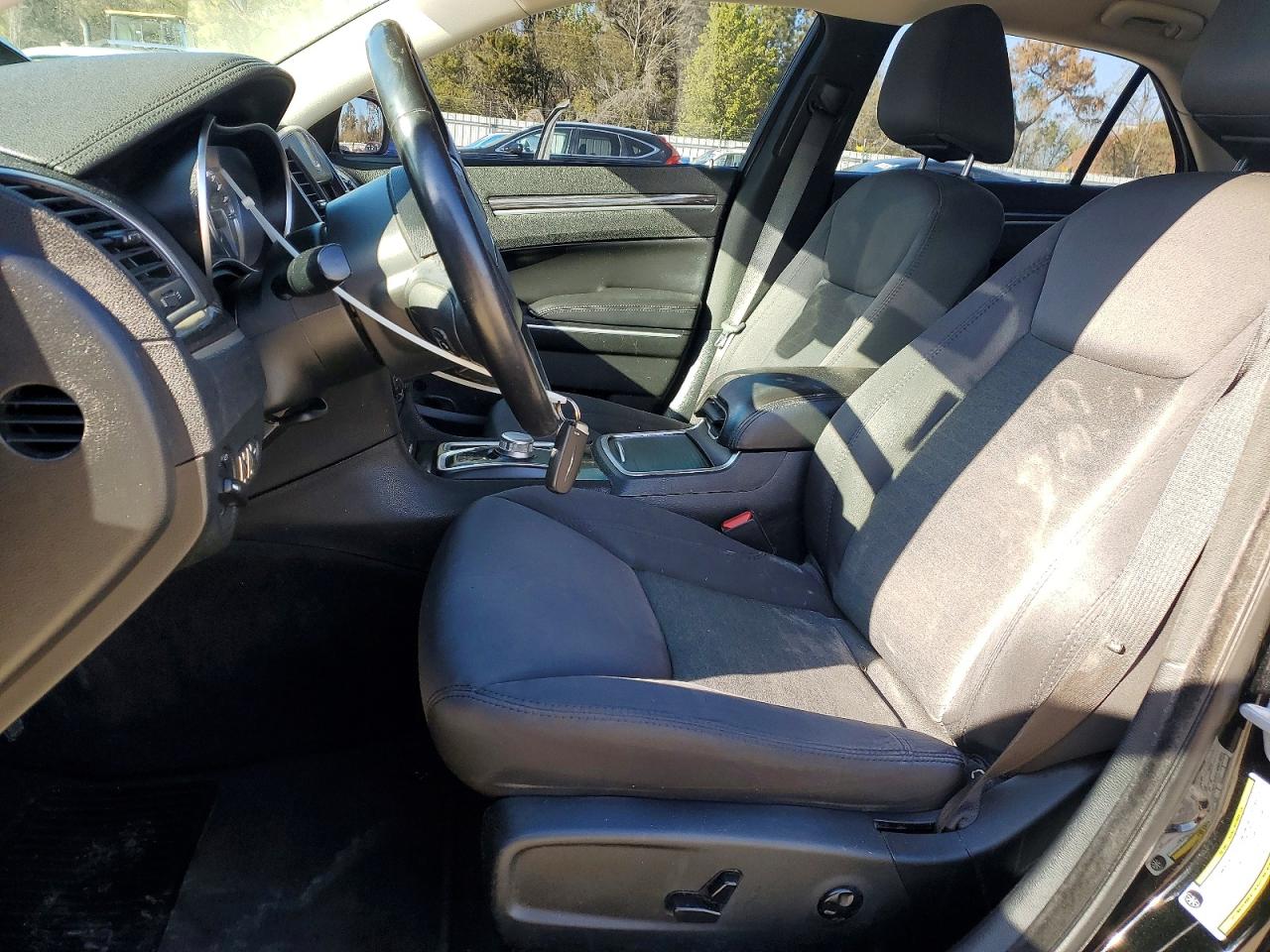 2019 CHRYSLER 300 TOURING photo 19