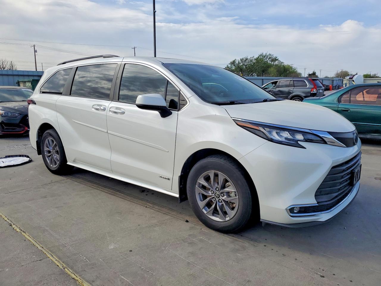 2021 TOYOTA SIENNA XLE 8-PASSENGER photo 7