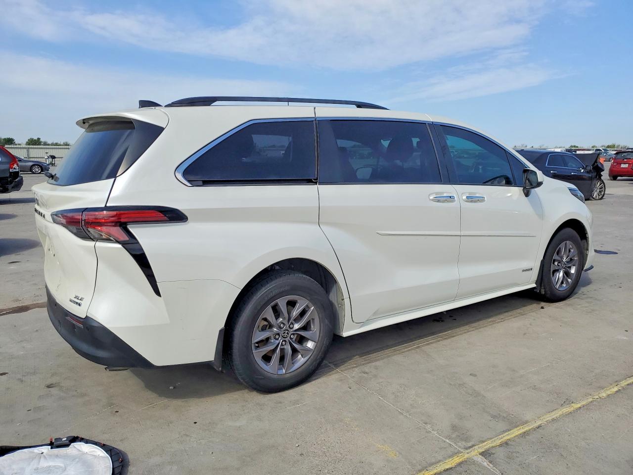 2021 TOYOTA SIENNA XLE 8-PASSENGER photo 5