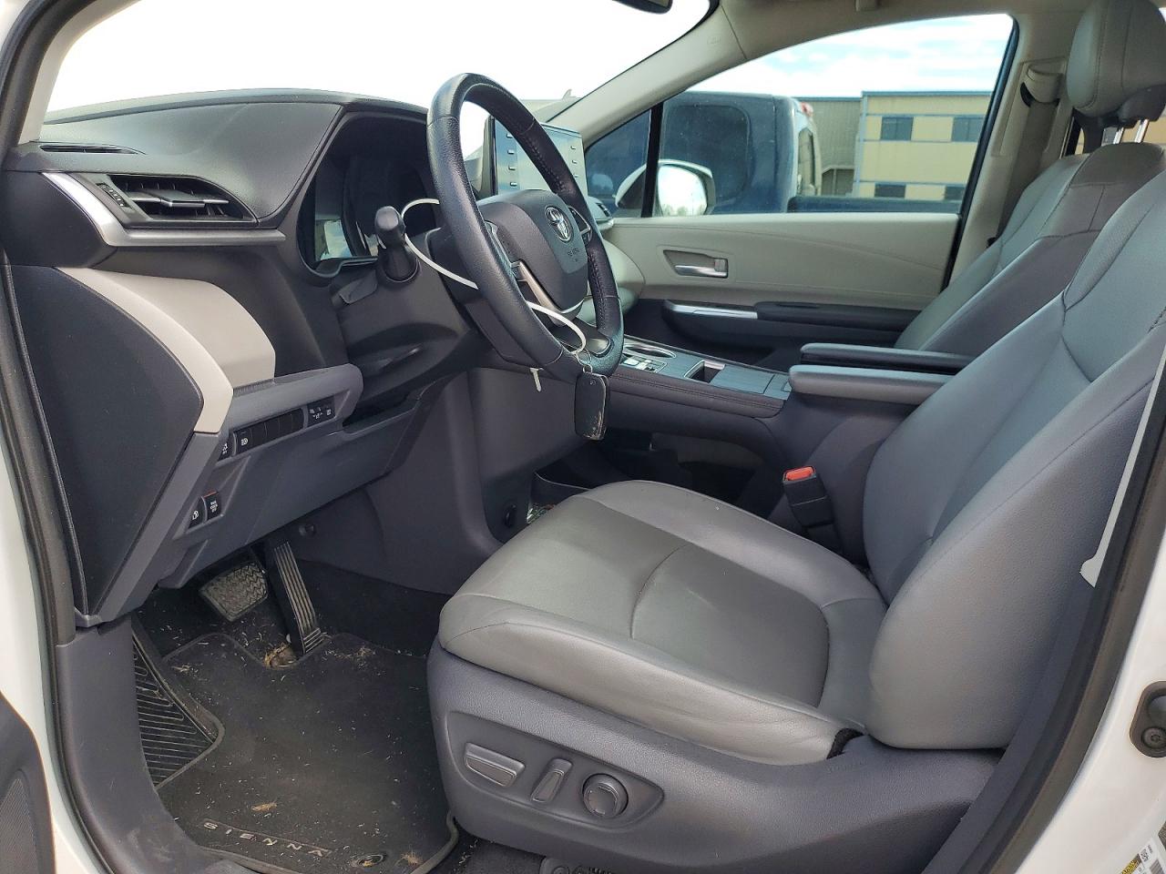 2021 TOYOTA SIENNA XLE 8-PASSENGER photo 13