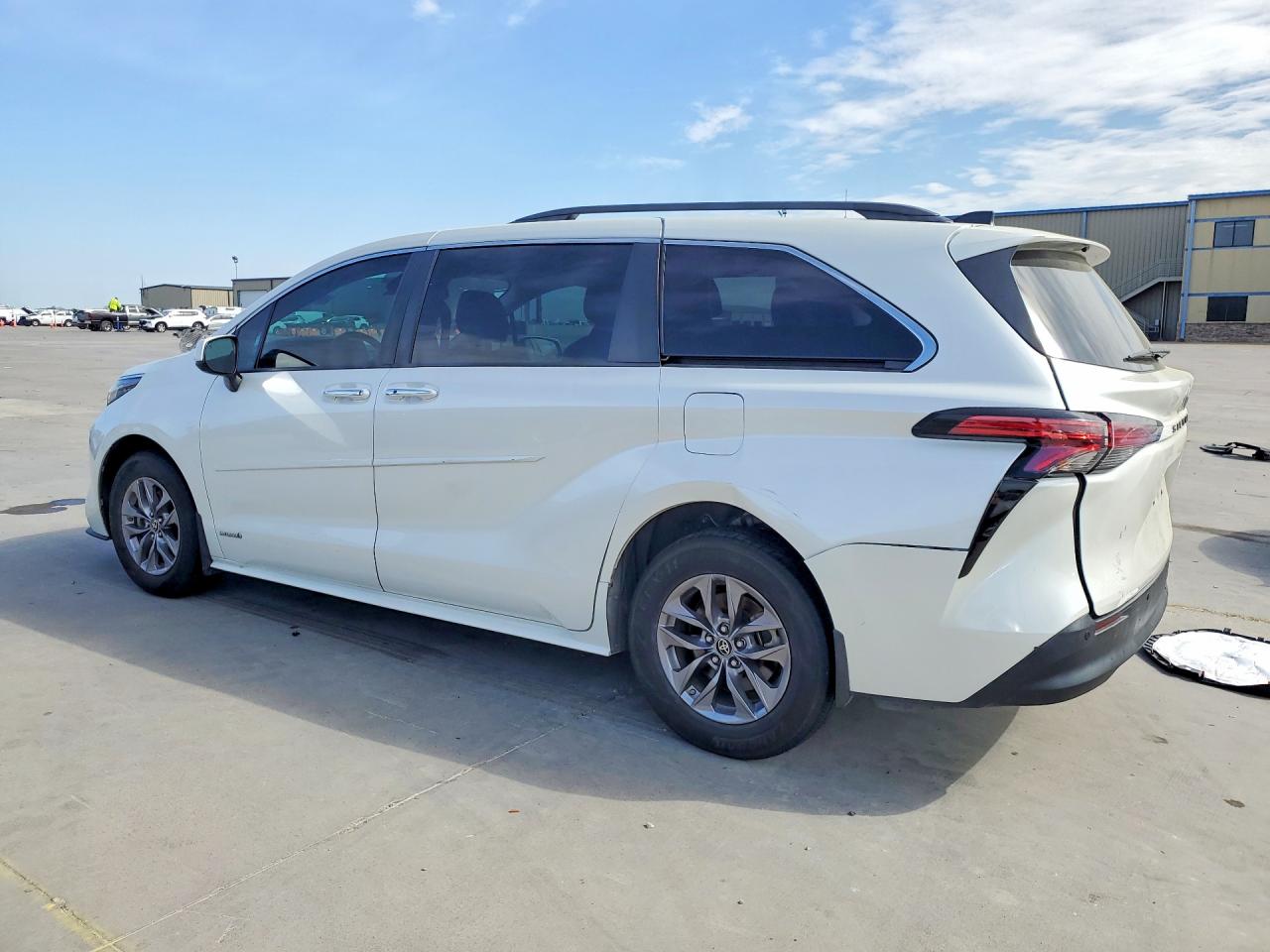 2021 TOYOTA SIENNA XLE 8-PASSENGER photo 3