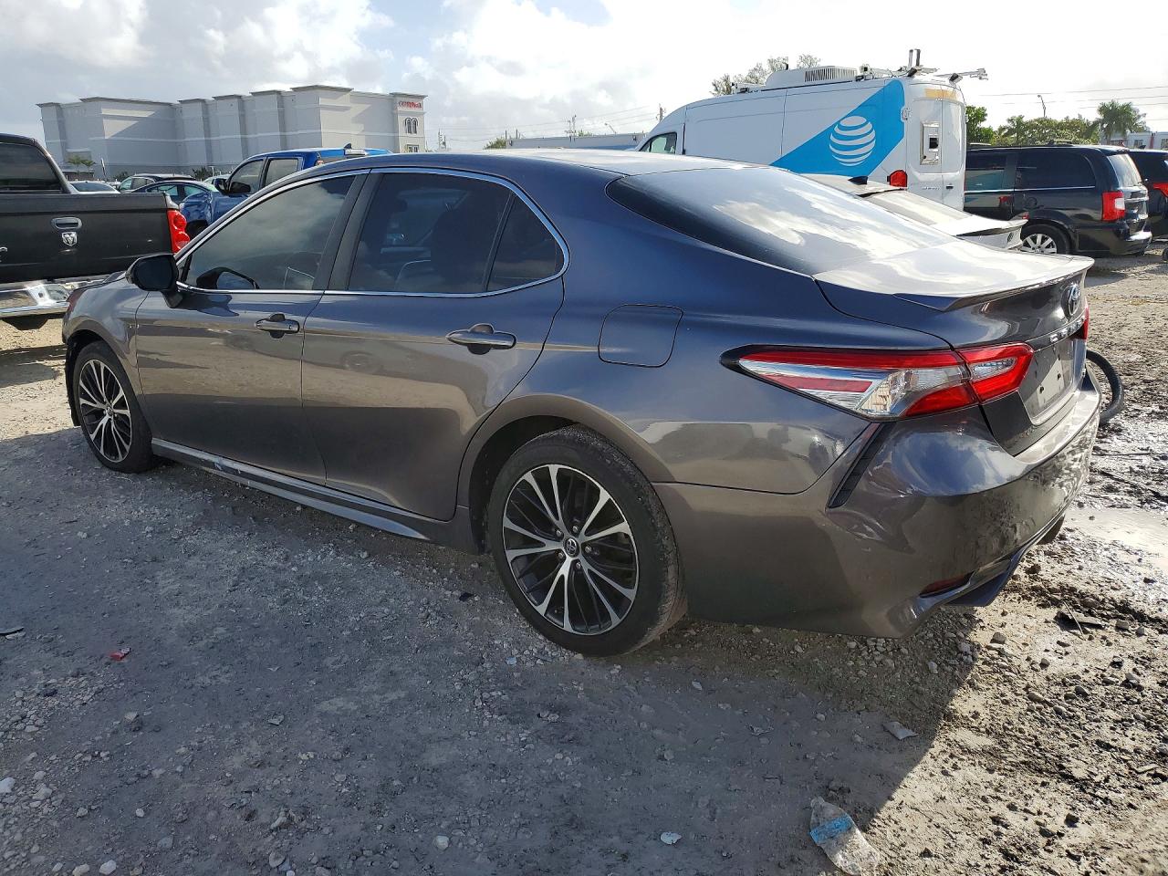 2018 TOYOTA CAMRY SE photo 4