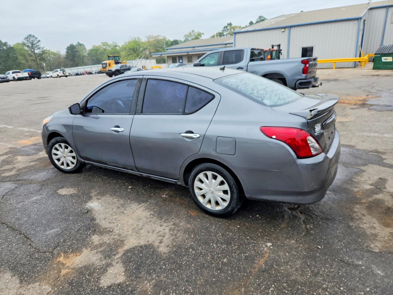 2018 NISSAN VERSA SV photo 3