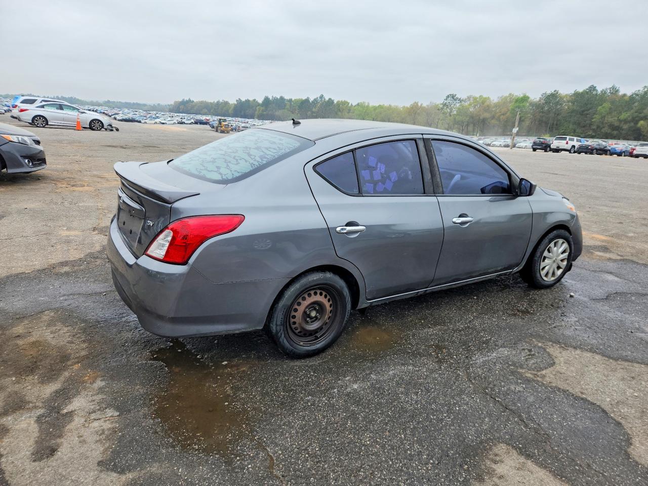 2018 NISSAN VERSA SV photo 5